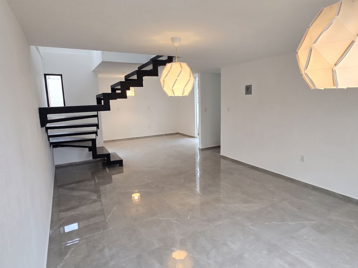 Sala-comedor con la escalera abierta